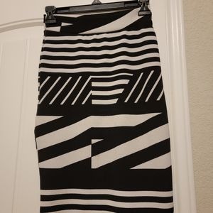 White skirt. Elastic waist.